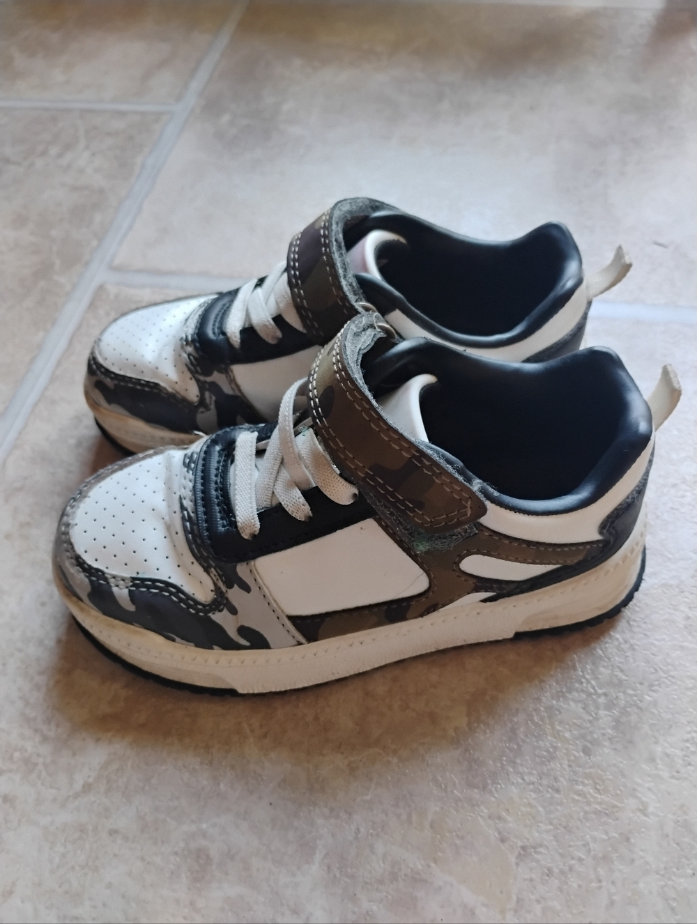 Carter's Toddler Boy Sneakers Shoes Size 9